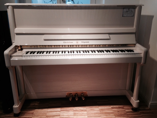Neues weißes Klavier mieten Mietkauf