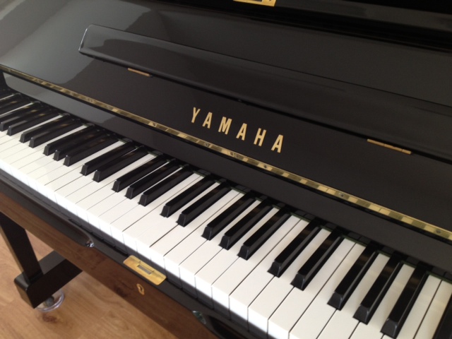 Klavier Yamaha U1 schwarz gebraucht kaufen