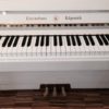 Konzert-Klavier mieten K123 weiß - klangvolles neues Piano mit Softclose und Leisespiel-Pedal