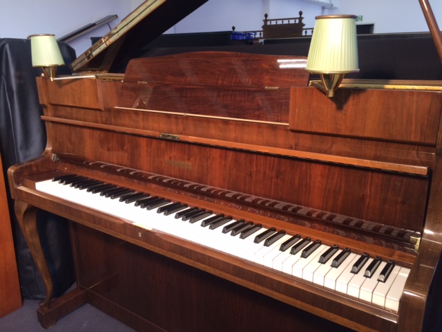 Klavier Schimmel Mod. 108 chippendale gebraucht kaufen im Klavierhaus Köpenick