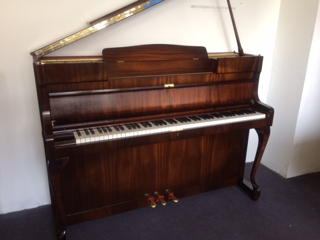 schimmel piano modell 108 mahagonie kaufen im Klavierhaus Köpenick