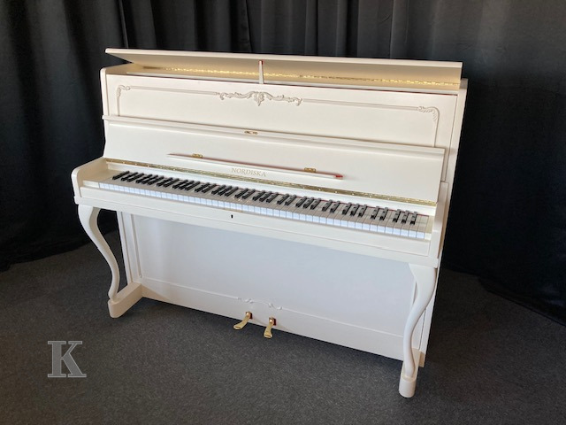 Klavier Nordiska 108 cremeweiß - gebraucht kaufen im Klavierhaus Köpenick