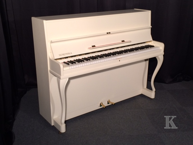 Klavier Nordiska 110 cremeweiß - gebraucht kaufen im Klavierhaus Köpenick