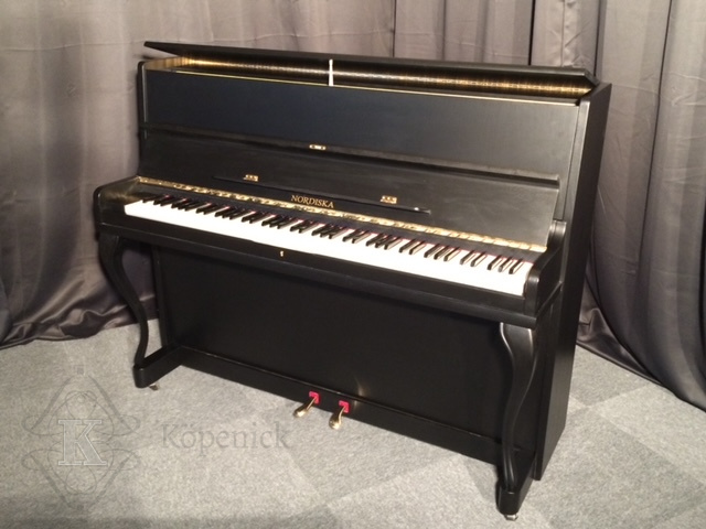 Klavier Nordiska 110 schwarz - kaufen im Klavierhaus Köpenick