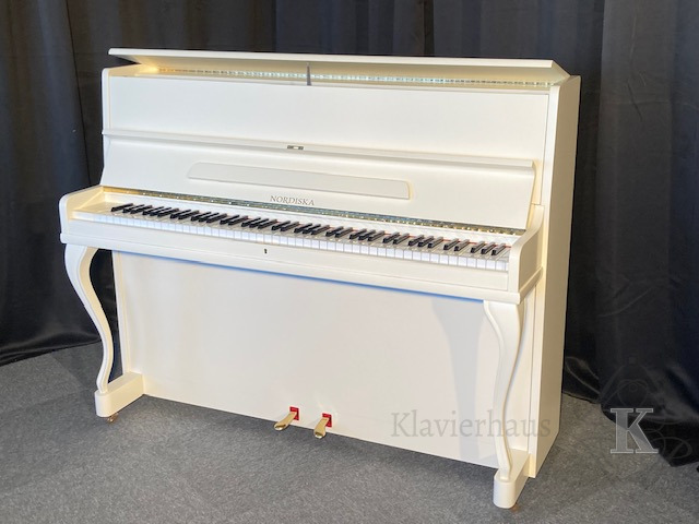 Klavier Nordiska 110 cremeweiß - neuwertig überholt - kaufen im Klavierhaus Köpenick