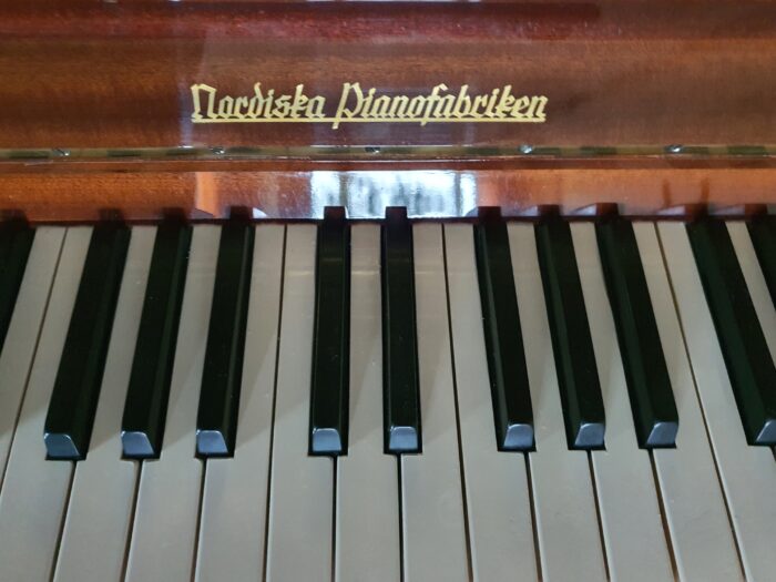 Nordiska Klavier Modell 117 Mahagoni - mieten Mietkauf – Bild 19